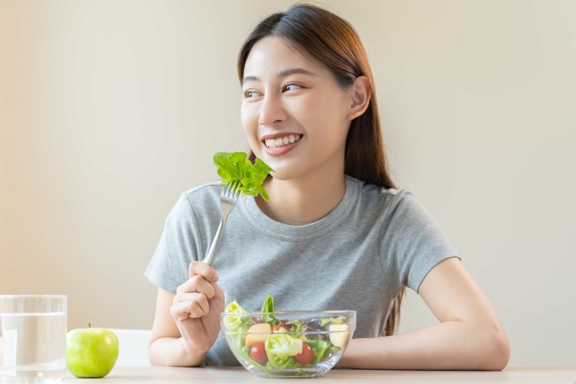 一位女子在吃沙津，展现她进食高纤维食物的情况。