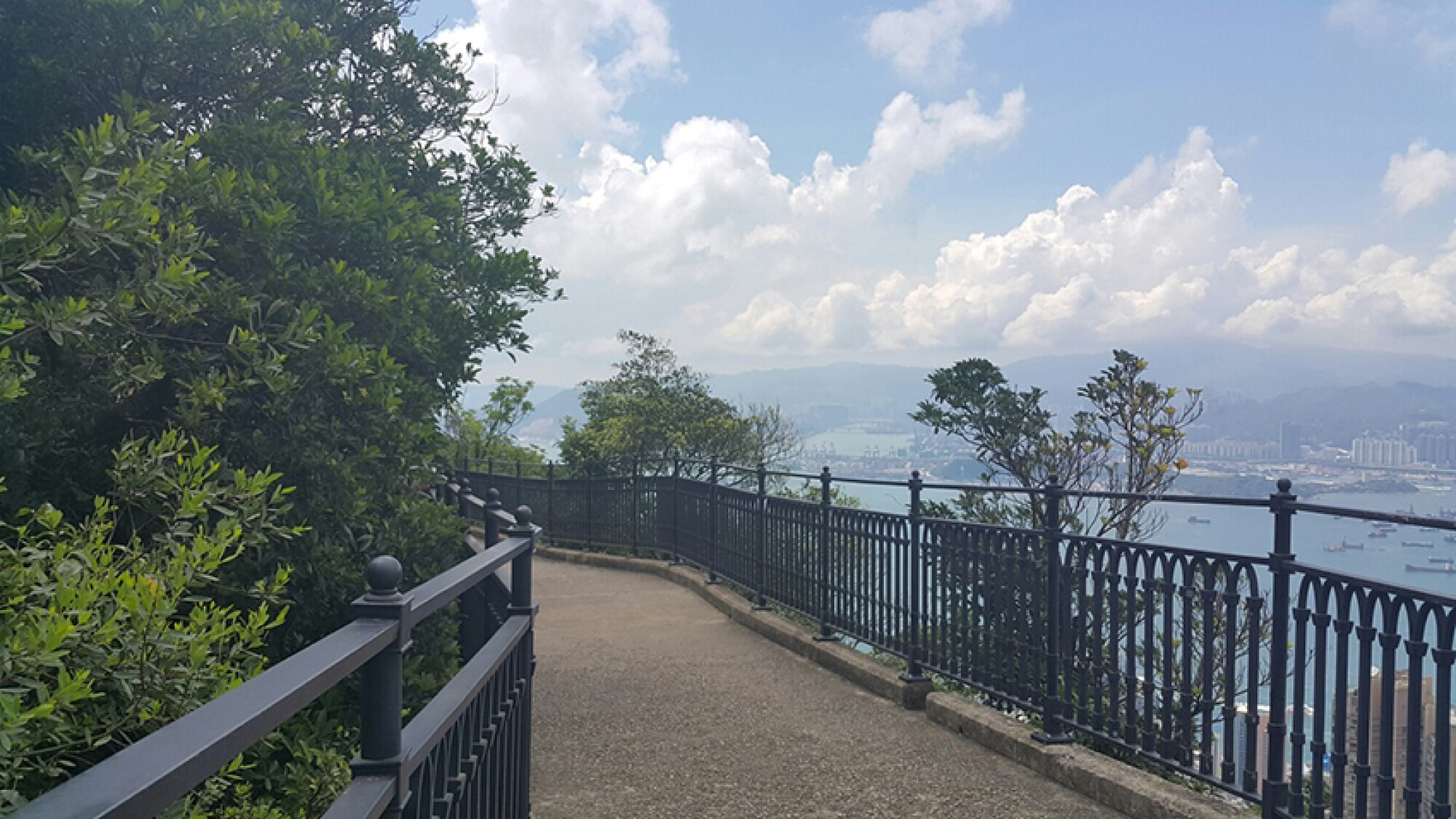 香港山頂盧吉道環繞山頂的步道，風景壯麗