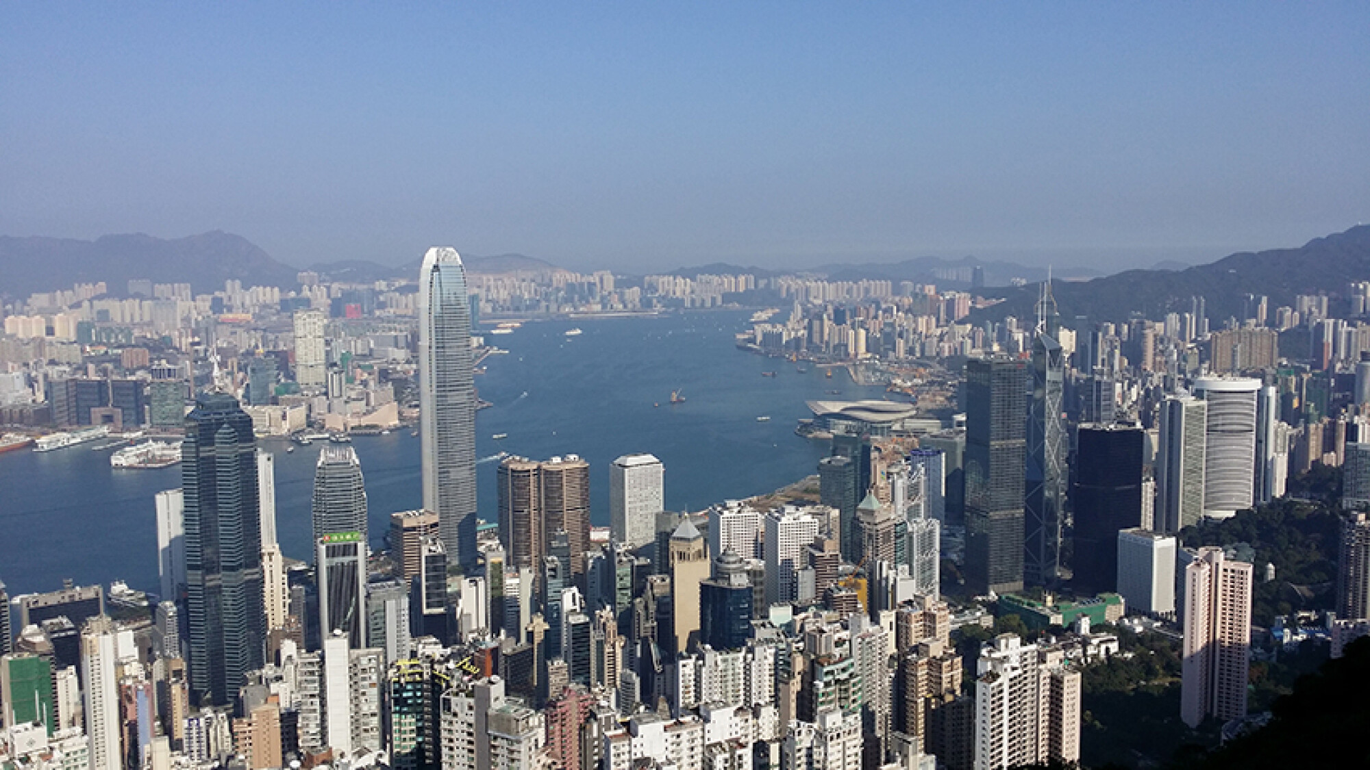 香港山頂盧吉道的步道可俯瞰維多利亞港的景色