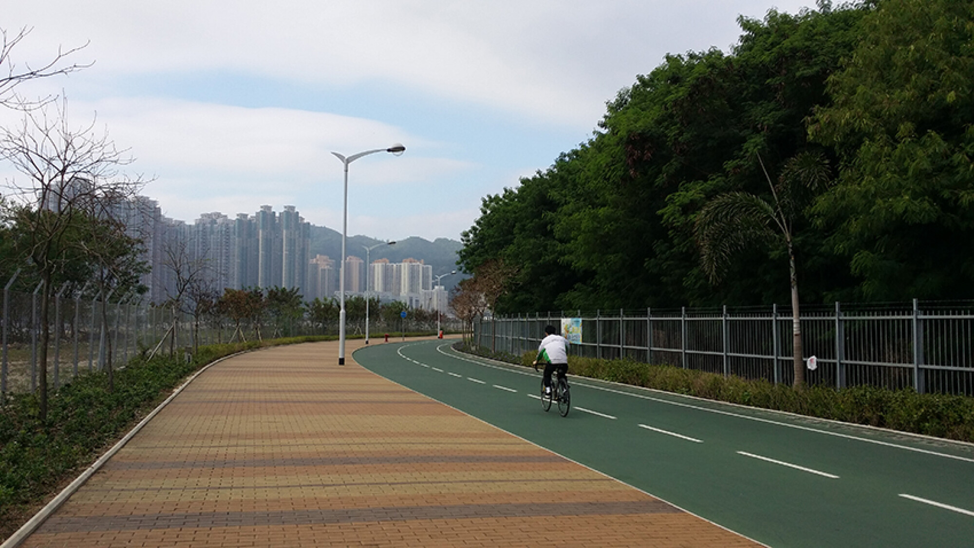 將軍澳海濱已成為居民晨練和晚練的熱門地點