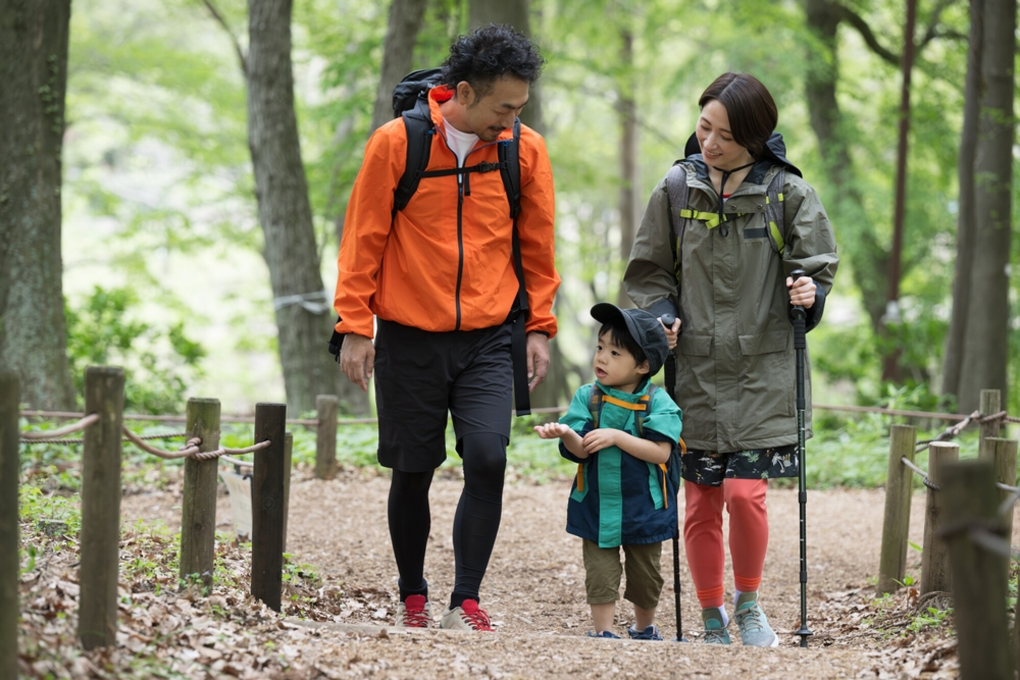 一对夫妇与小孩子在户外行山，展示出行山适合一家人一起参与的有氧运动