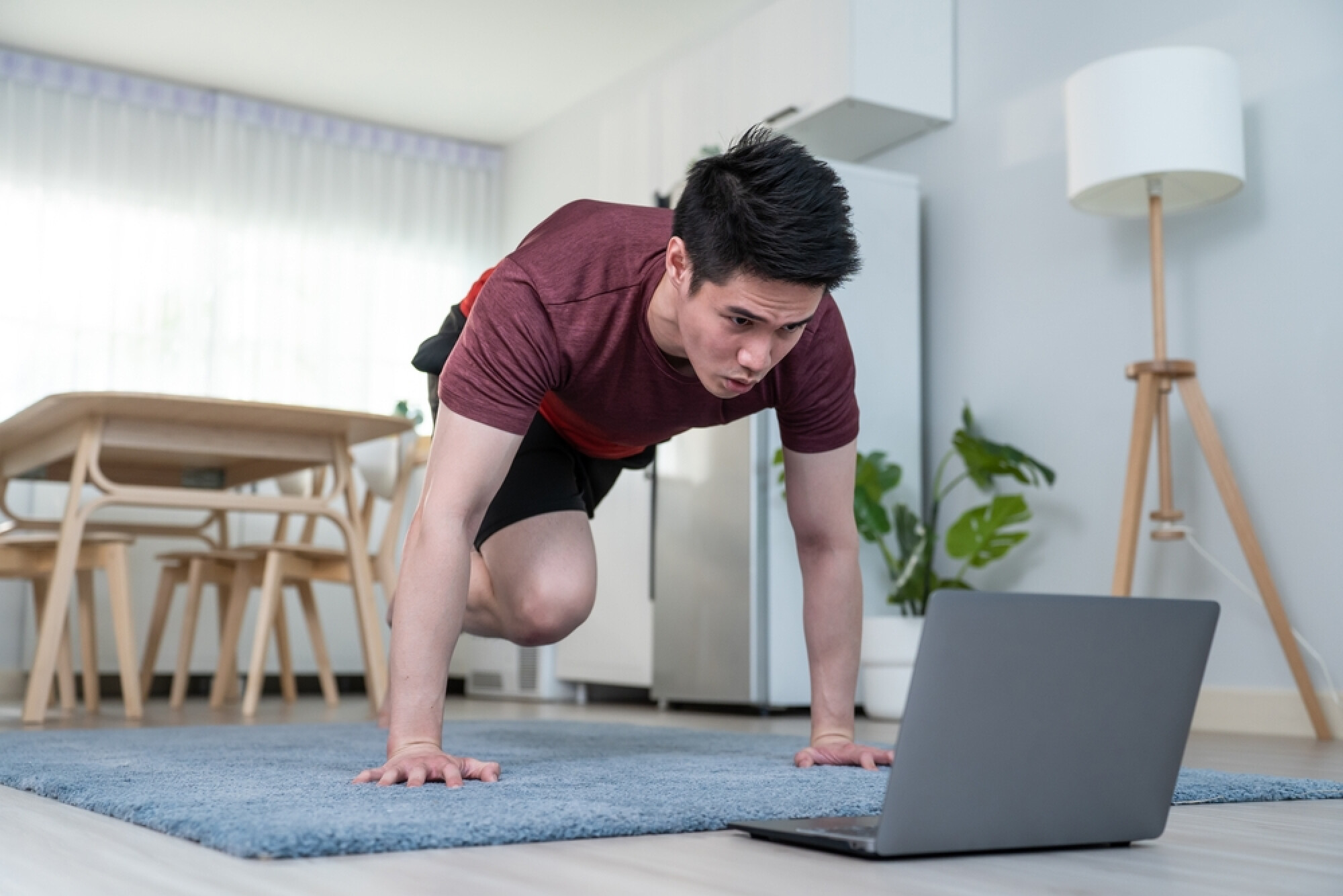 一名男子在瑜珈墊上運動，展現普拉提是新手友好的運動