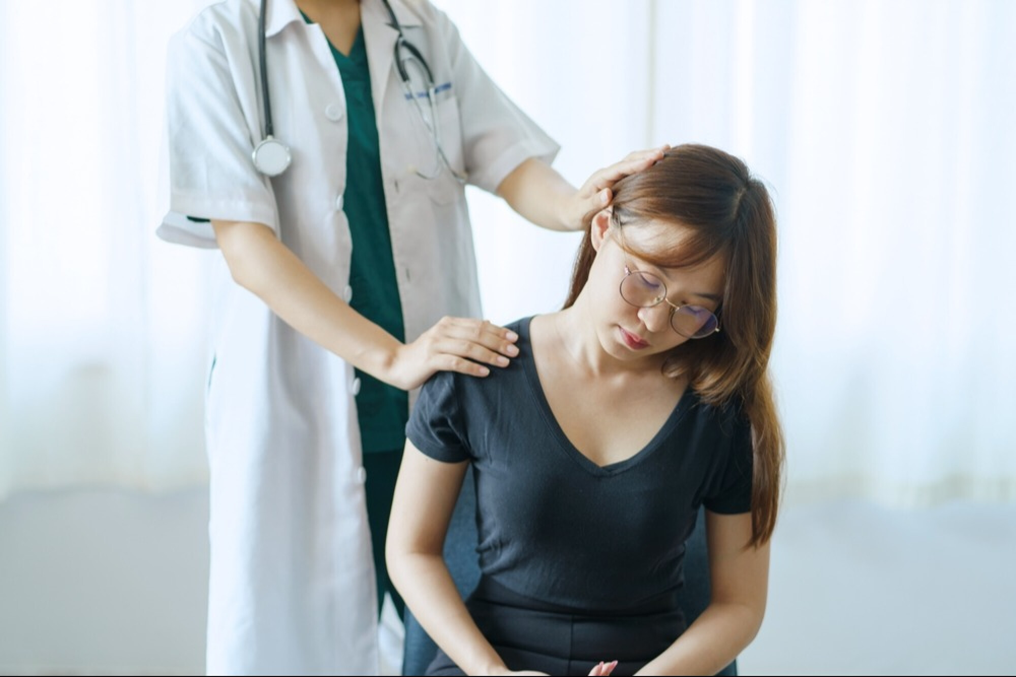 一名女子接受醫生的專業治療，展現出現重度肌肉痠痛，最好尋求醫生或物理治療師的建議