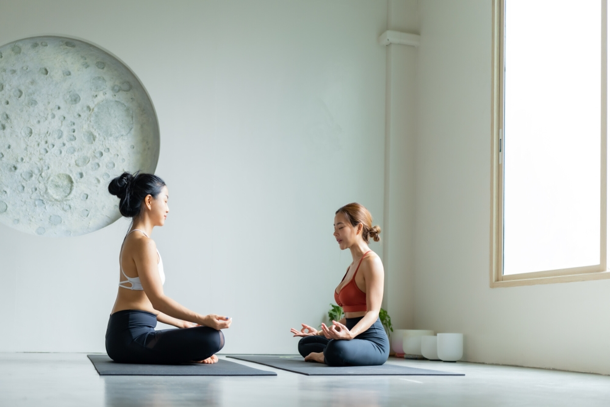 兩位女子做冥想，展現了陰瑜伽著重身心靈的修煉。