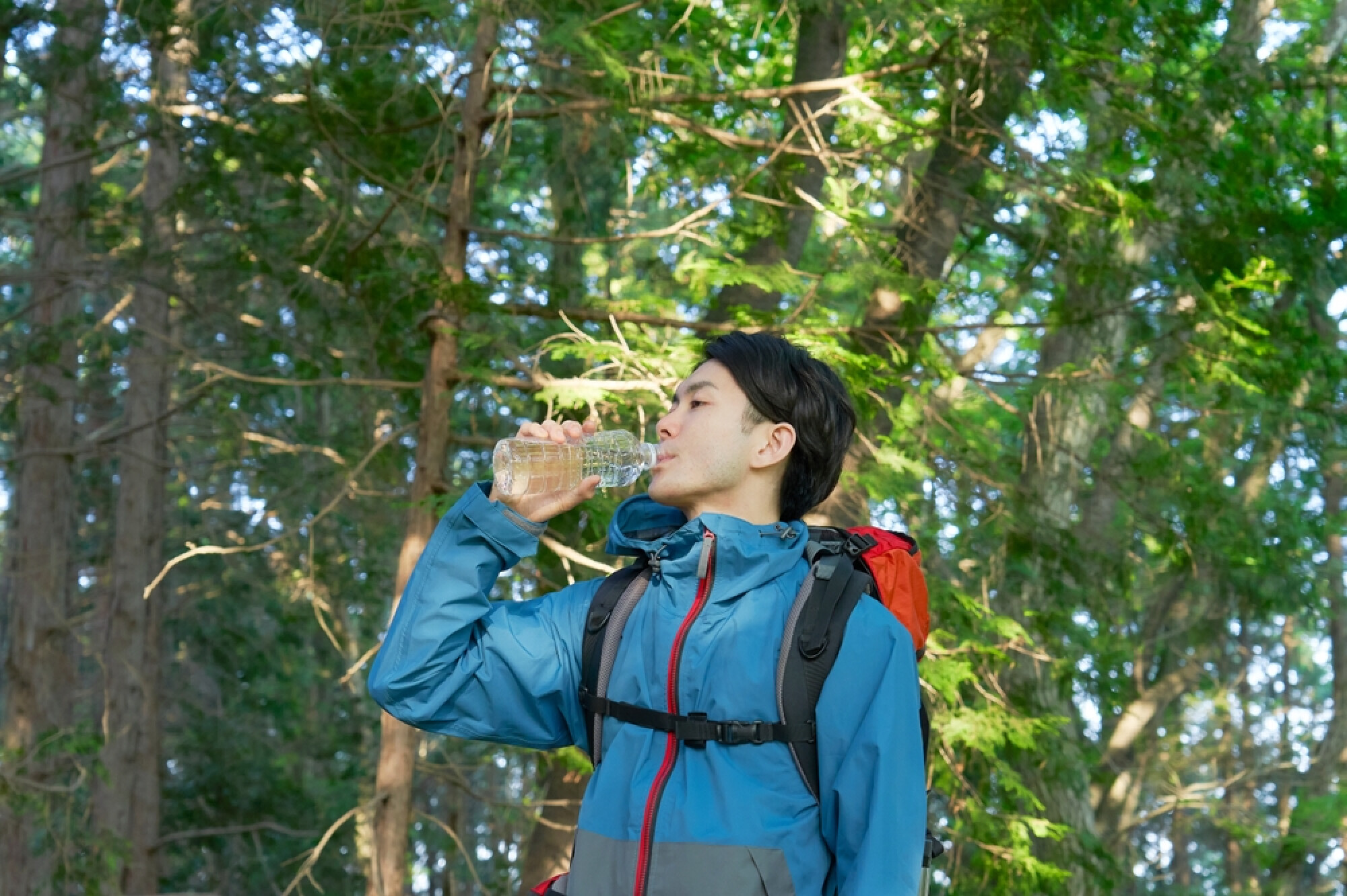 一名行山人士正在喝水，展現了補充水份十分重要。