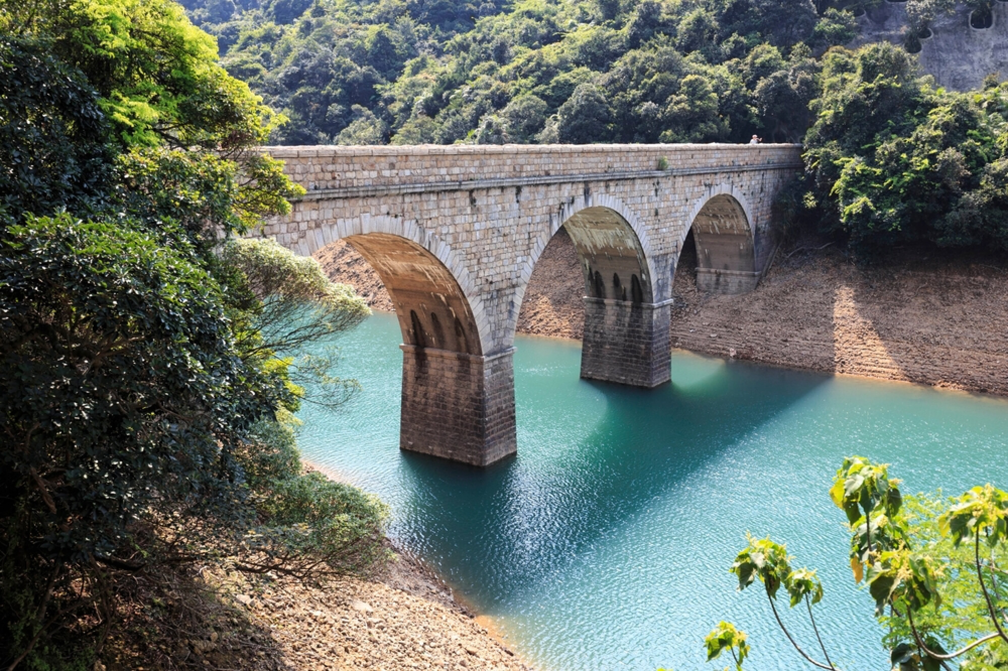 大潭上水塘近百年歷史的水壩石橋，展現了大潭郊野公園的古跡景觀。