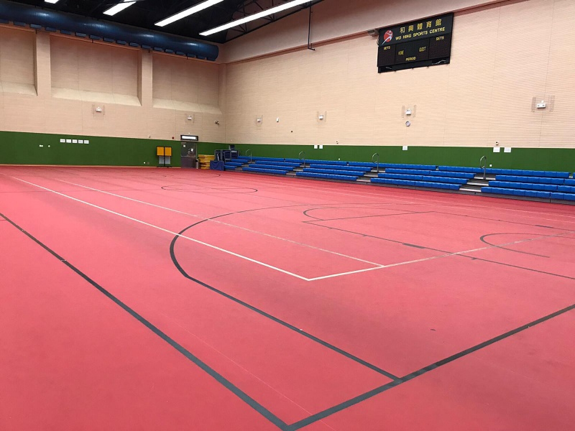 粉嶺和興體育館的室內多用途主場，舖設紅色地墊，可靈活轉換為室內網球場或其他運動場地。