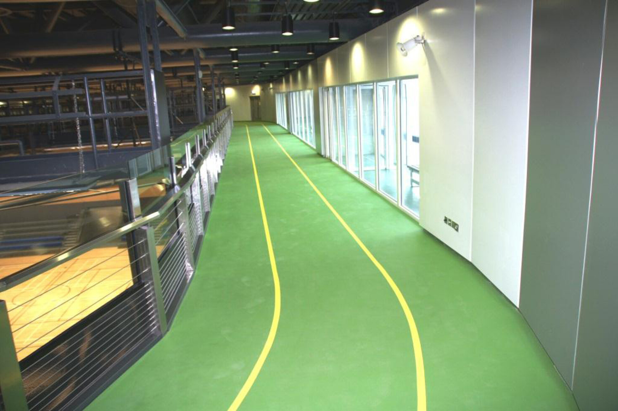 天暉路體育館室內跑步場，擁有全港罕見的寬闊 3 線道綠色跑道，旁邊設有大玻璃窗引入自然光。