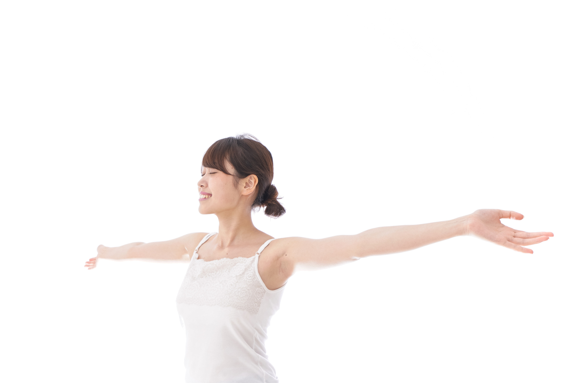 iStock-1022746720.jpg 女子進行擴胸伸展熱身動作,雙手向兩側張開,放鬆胸大肌與肩關節。